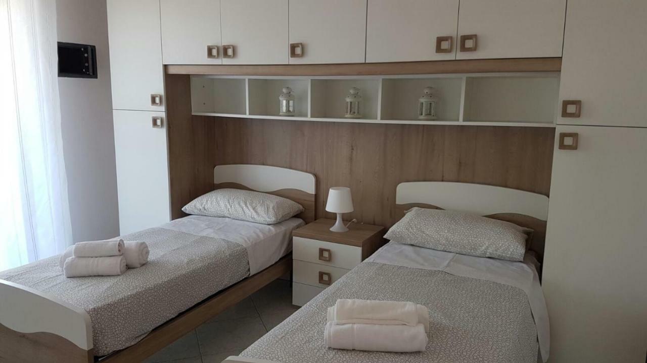 Domus Maris Viserba: Beachfront Stay Near Rimini Fairgrounds Exterior photo