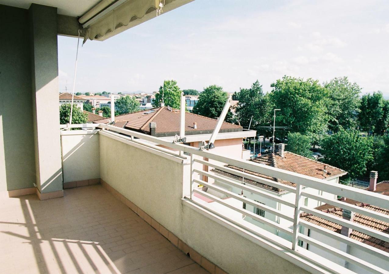 Domus Maris Viserba: Beachfront Stay Near Rimini Fairgrounds Exterior photo