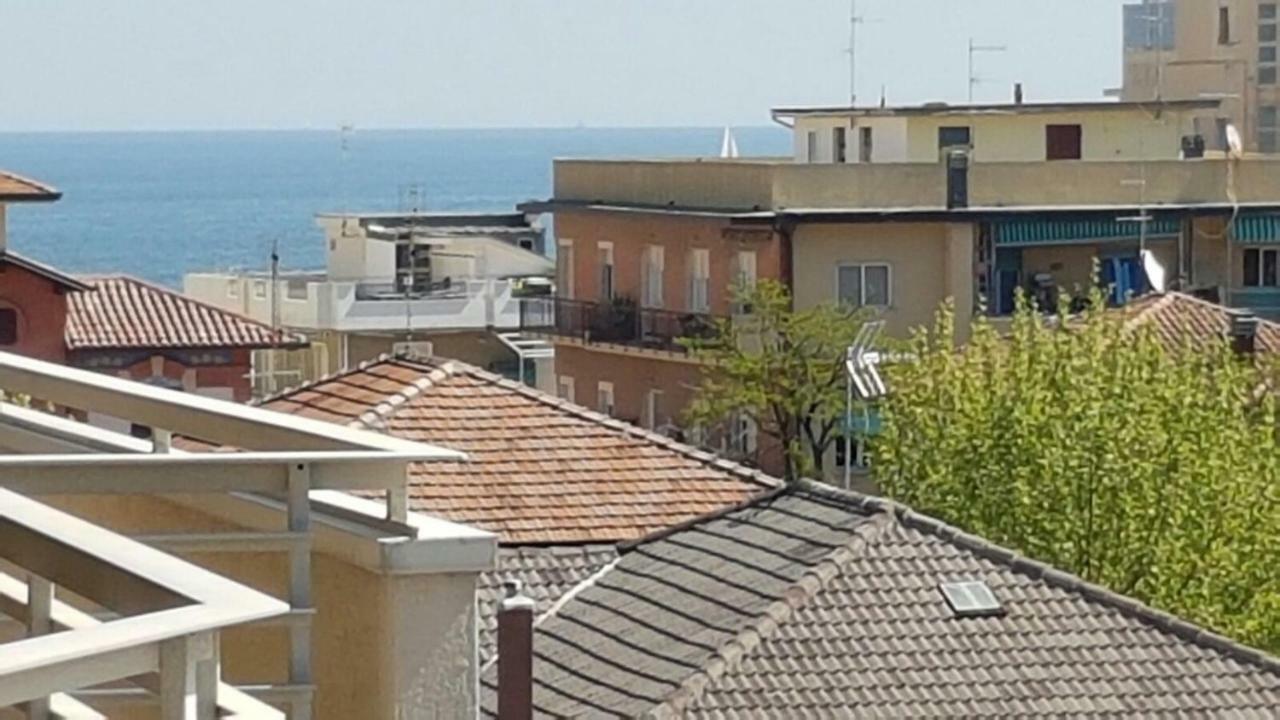 Domus Maris Viserba: Beachfront Stay Near Rimini Fairgrounds Exterior photo